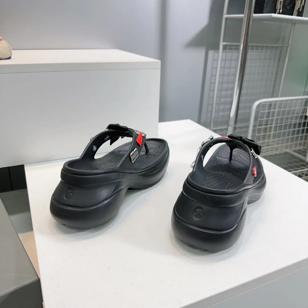👟👟Ex-factory price 440👟👟 Top quality🔥Balenciaga 25 spring and summer latest thick-soled rubber jelly shoes flip-flops! 25 new spring dark horse items, fashion bloggers at home and abroad have put on foot shows, popular on social platforms at home and abroad, fashionistas must buy, various Parisian elements hardware buckle DIY, highly brand recognition All hardware is re-engraved and made with heavy gold molds Ingenious craftsmanship, accurately restoring every detail Original open-mold EVA rubber and plastic one-piece outsole Super light on the foot, a proper height-increasing artifact with an outsole height of 6cm Original full set of packaging Code number: 35-42 (40, 41, 42 are non-refundable) with original packaging